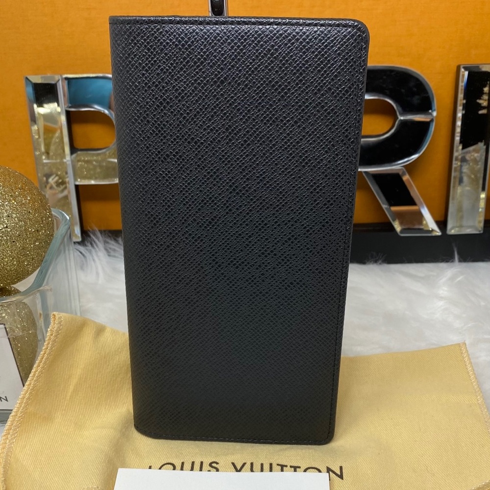 Authentic Louis Vuitton Men’s wallet Taiga Braza